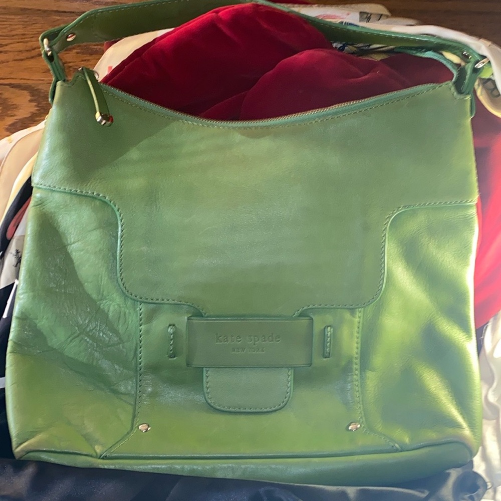 Kate Spade NWOT leather like green shoulder bag. Super roomy w front flap pocket - Picture 3 of 5